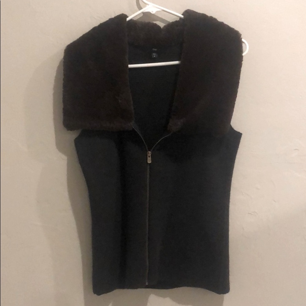 Gap vest with faux fur collar